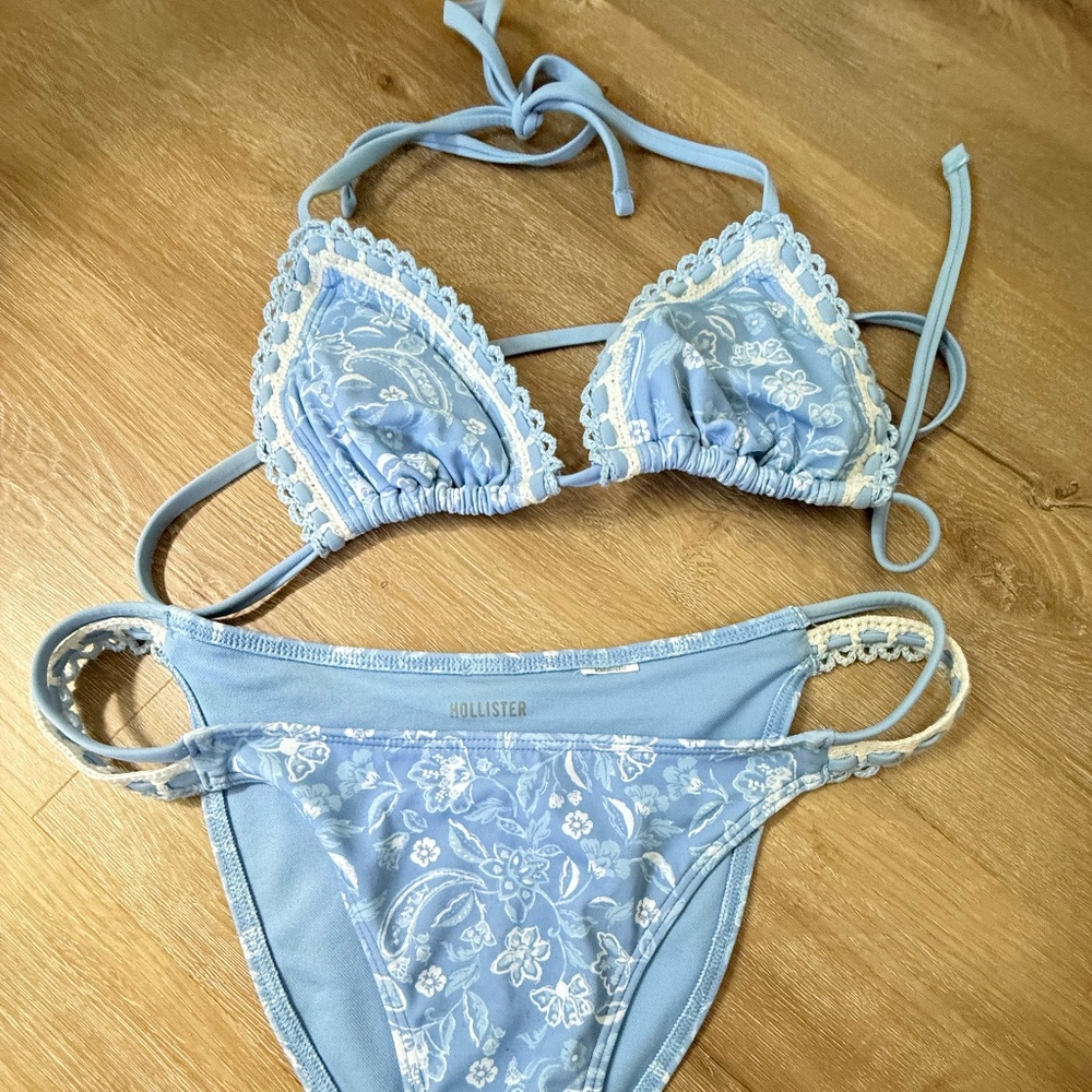 Hollister Women's Floral Bikini Blue and White SET